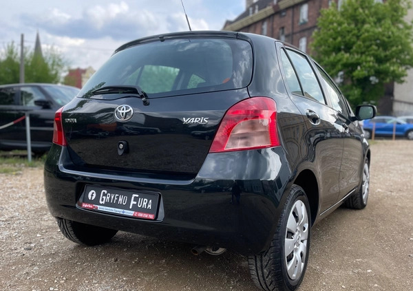 Toyota Yaris cena 17500 przebieg: 177000, rok produkcji 2007 z Świętochłowice małe 667